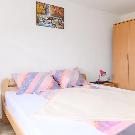 Smestaj Stai, U Ulici Nikole Tesle 10, *